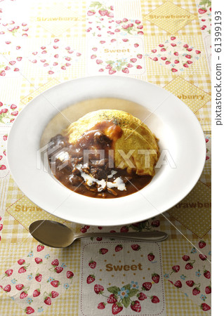 吃煎蛋捲飯 61399193