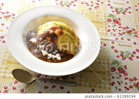 Eat omelet rice 61399194