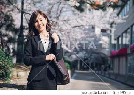 Sakura and business woman 61399563