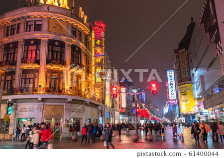 《上海》南京東路，夜間市區 61400044