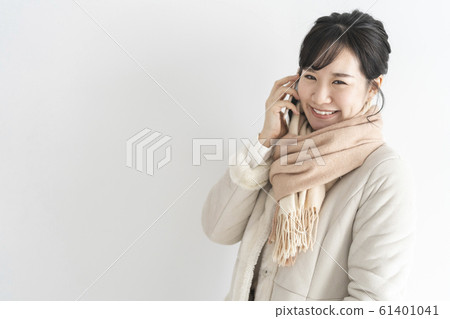 Woman using a smartphone 61401041