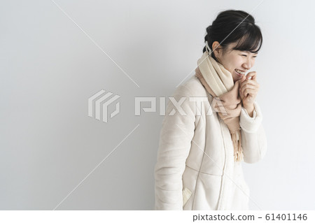 Winter woman portrait 61401146