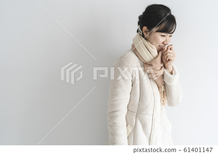 Winter woman portrait 61401147