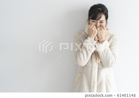 Winter woman portrait 61401148