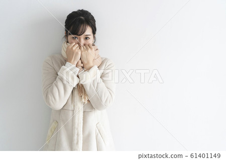 Winter woman portrait 61401149