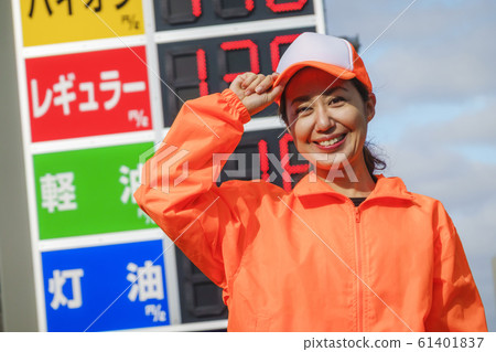 在加油站工作的女人 在加油站工作的女人 61401837