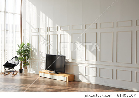 大窗戶陽光充足的客廳 61402107