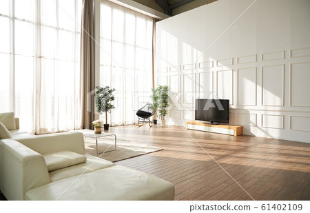 大窗戶陽光充足的客廳 61402109