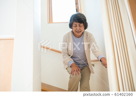 沿著走台階的資深婦女年長老人 61402160