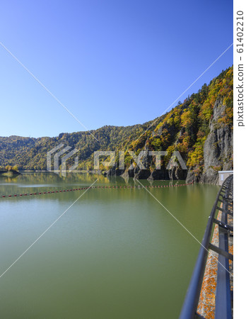 北海道定山溪北平峽大壩的秋葉 61402210