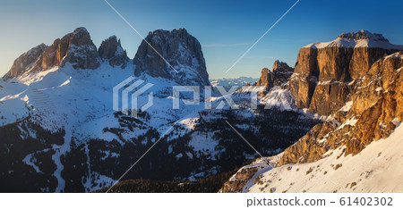 Mountain ridge view of Tre Cime di Lavaredo, South Tirol, Dolomites Italien Alps 61402302