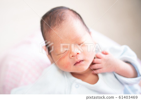 剛出生的男嬰,媽媽睡覺 剛出生的男嬰,媽媽睡覺 61403469