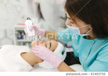 Young woman taking beauty procedure in spa salon 61403730