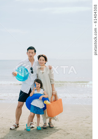 享受海水浴的家庭 图库照片 享受海水浴的家庭 图库照片