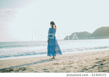 一個女人在海裡 一個女人在海裡 61404372