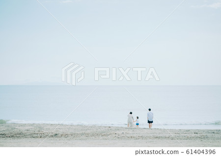 享受海水浴的家庭 61404396
