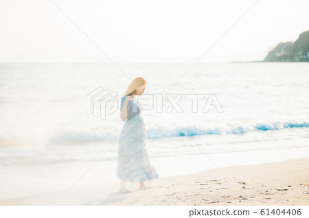 一個女人在海裡 一個女人在海裡 61404406