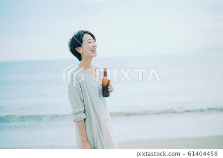 一個女人在海裡 61404458