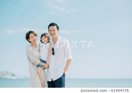 享受海水浴的家庭 61404576