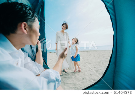 享受海水浴的家庭 享受海水浴的家庭 61404578