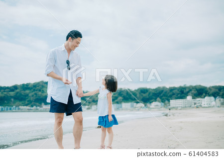 享受海水浴的家庭 享受海水浴的家庭 61404583