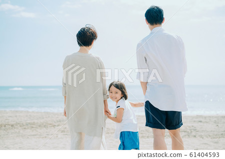 享受海水浴的家庭 61404593