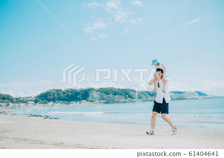 享受海水浴的家庭 61404641