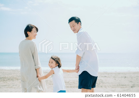 享受海水浴的家庭 享受海水浴的家庭 61404655