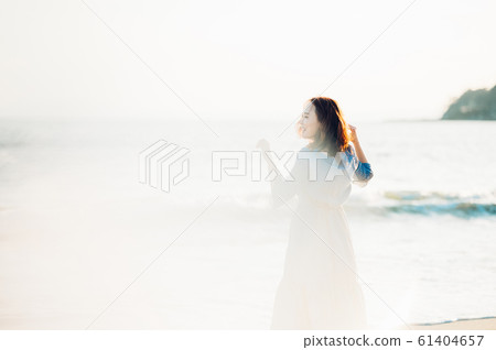 一個女人在海裡 61404657