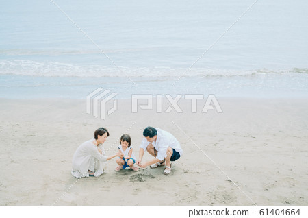 享受海水浴的家庭 61404664