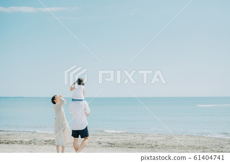 Family enjoying a sea bath 61404741