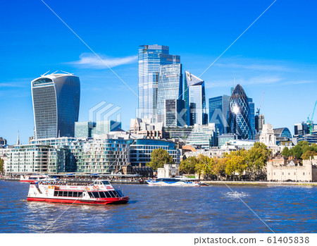 Townscape along the London Thames river Townscape along the London Thames river 61405838