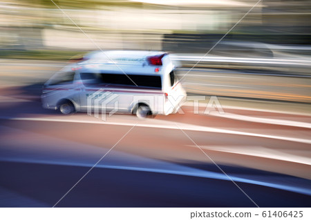 東京城市景觀在日本救護車與警報器運行 61406425