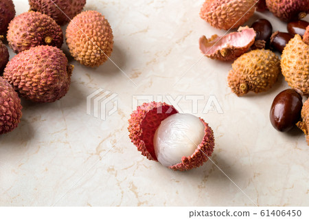 Whole lychee, shells and bones near half peeled lychee fruit (Litchi chinensis) Whole lychee, shells and bones near half peeled lychee fruit (Litchi chinensis) 61406450
