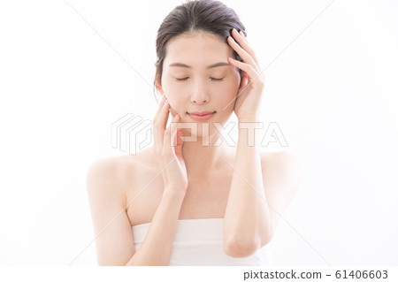 Young woman beauty facial 61406603