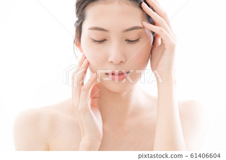 Young woman beauty facial 61406604