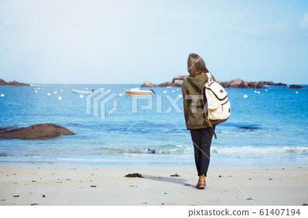 Girl and the Sea 61407194