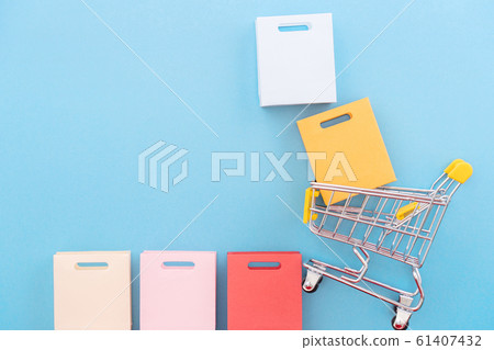 購物週年紀念平藍色背景購物車平躺購物 61407432