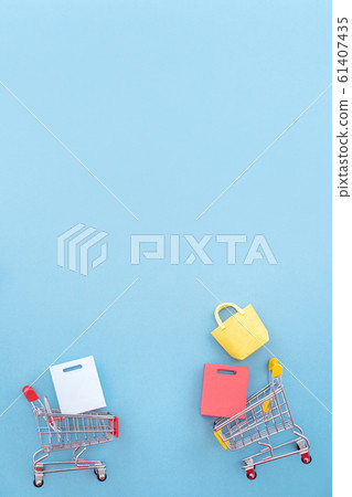 購物週年紀念平藍色背景購物車平躺購物 61407435