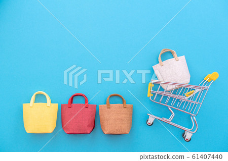 購物週年紀念平藍色背景購物車平躺購物 61407440