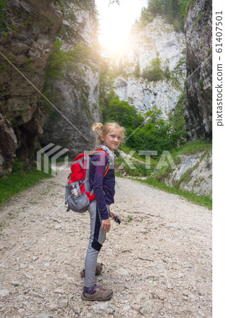 girls hiker on a path 61407501