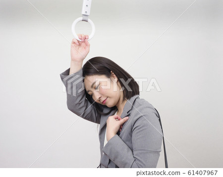 疲倦的女商人被皮帶抓住 61407967