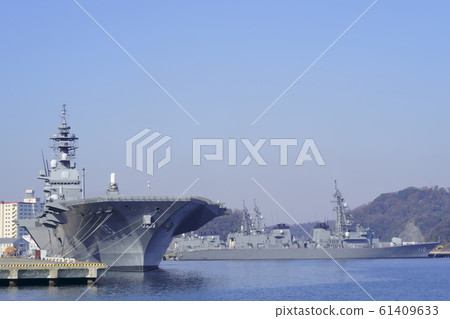 At the Yokosuka Port, the destroyer Izumo, the destroyer Takanami 61409633
