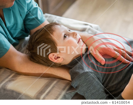 Osteopathy treatment for a child 61410054
