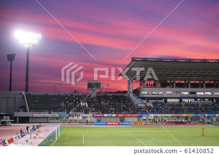 足球場包裹在日落 61410852