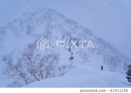 登山者前往霧中富山 登山者前往霧中富山 61411236