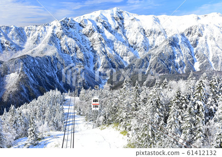 冬季風景的新穗高空中纜車和霞岳 冬季風景的新穗高空中纜車和霞岳 61412132
