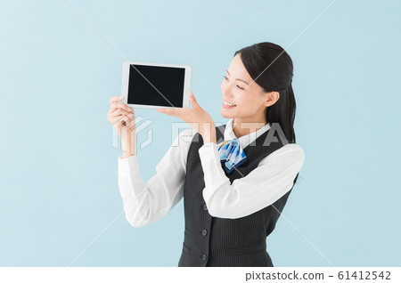 Woman with tablet PC (blue background horizontal position) 61412542