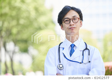 穿著白色衣服的一個年輕人 61412577