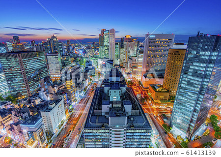 朝著西梅田的大阪市容夜景 朝著西梅田的大阪市容夜景 61413139